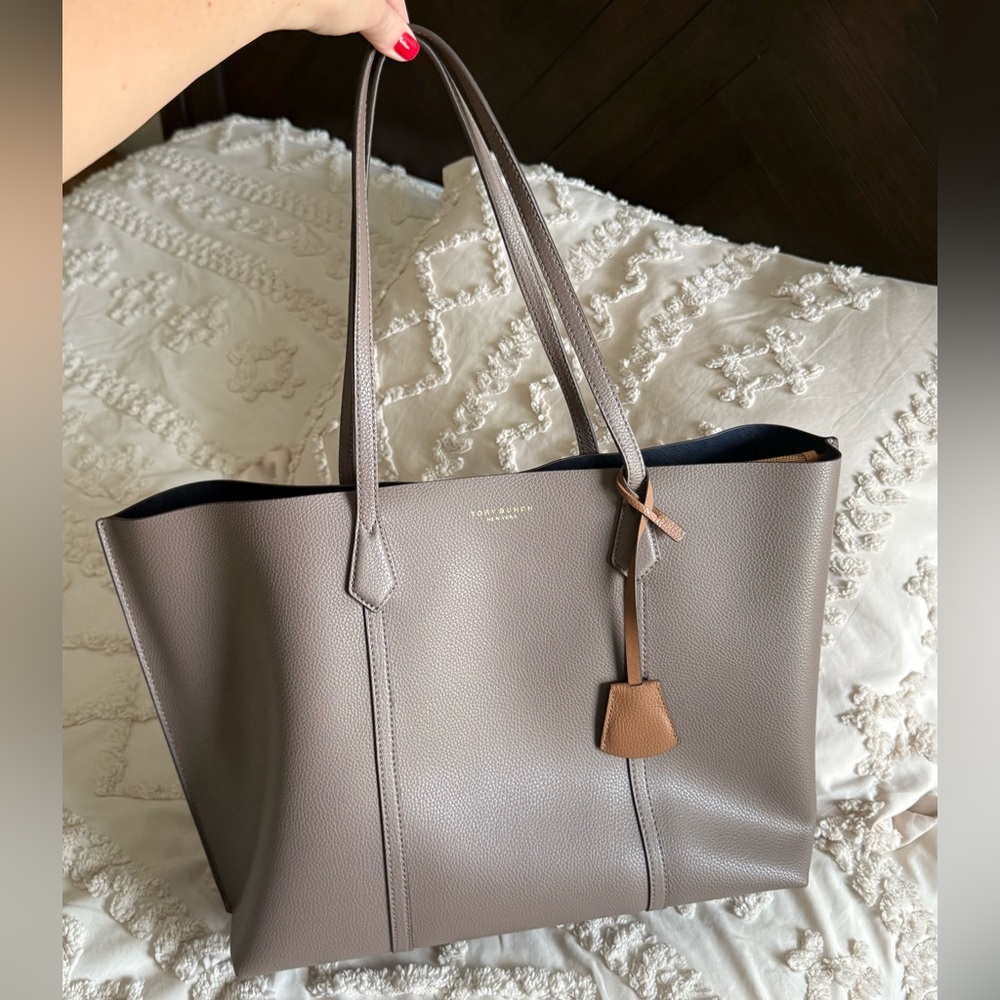 TORY BURCH Perry Tote Large Leather Color: Clam Shell